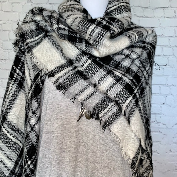 Super soft oversized blanket scarf from ModCloth - Picture 2 of 10